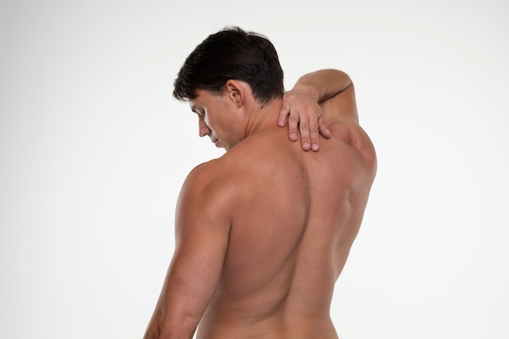 Kostenlose Foto junger mann trainiert für bodybuilding
