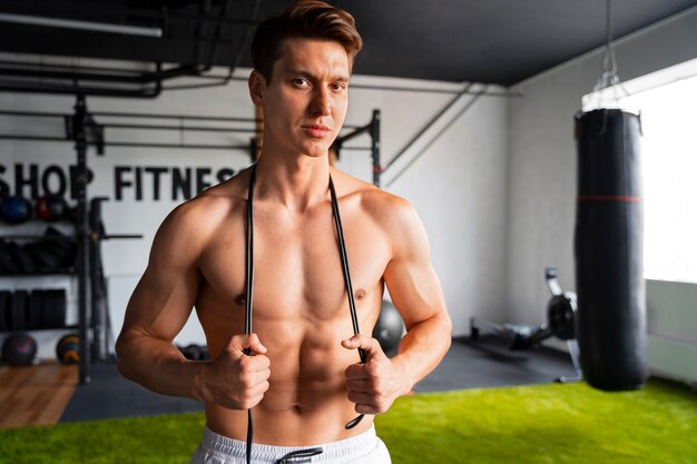 Junger Mann trainiert im Fitnessstudio für Bodybuilding