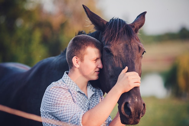 Kostenloses Foto junger mann und ein pferd