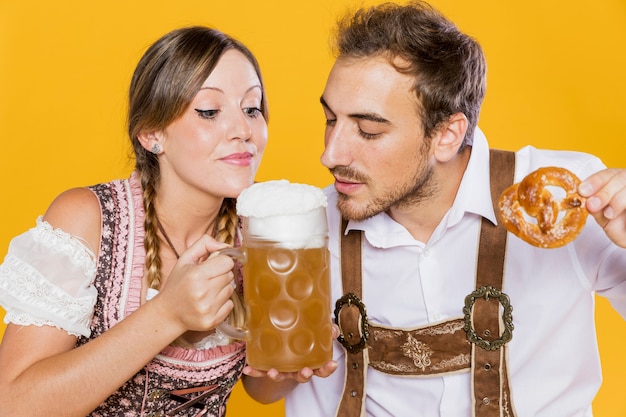 Kostenloses Foto junger mann und frau bereit, bier zu schmecken