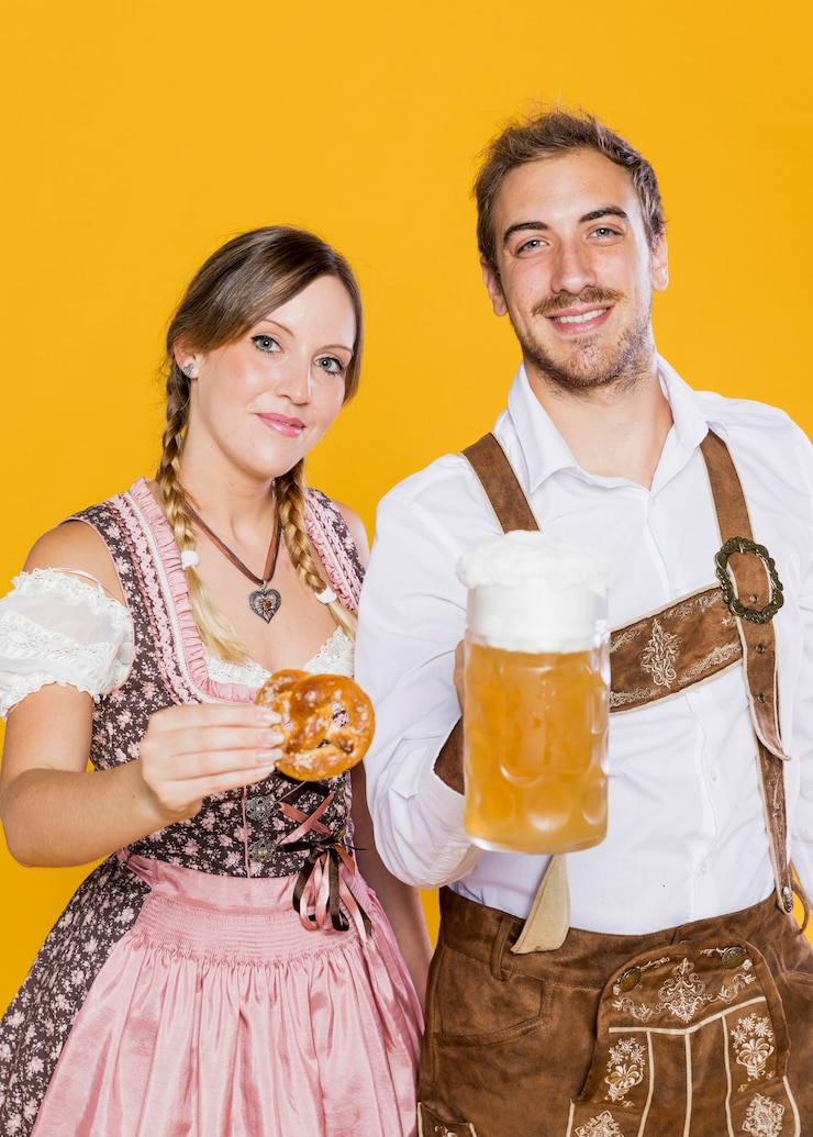 Kostenlose Foto junger mann und frau, die oktoberfest feiert