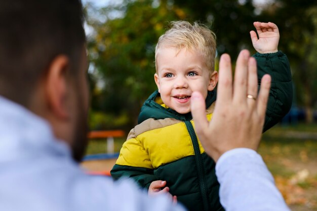 Junger Mann und Junge mit erhobenen Handflächen