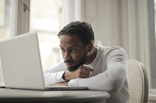 junger Mann vor einem Computer