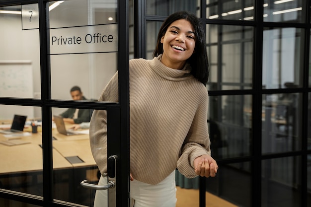 Kostenloses Foto junger mitarbeiter, der zeit im büro verbringt