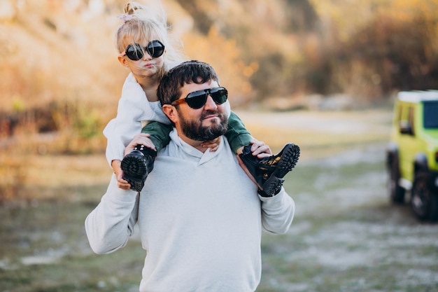 Kostenloses Foto junger modischer vater mit seiner kleinen tochter, die auf schultern sitzt