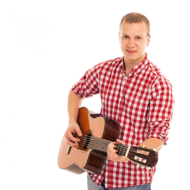 Junger musiker mit gitarre