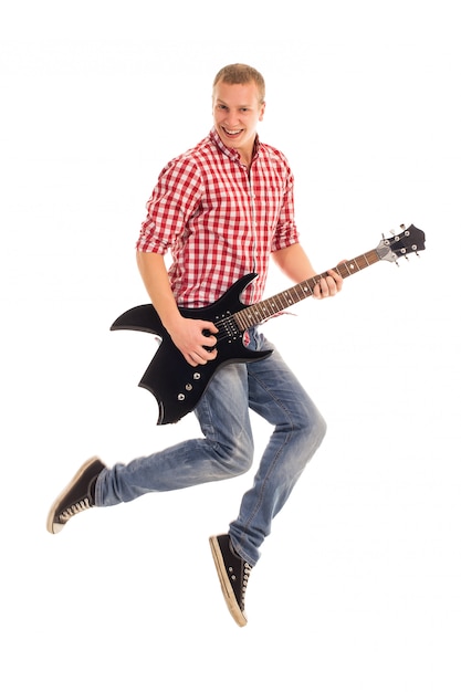 Junger Musiker mit Gitarre