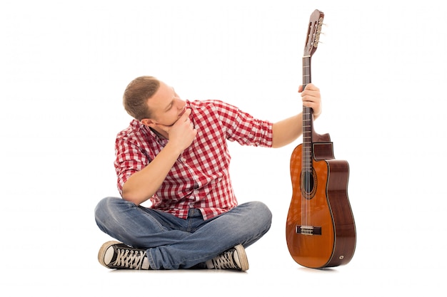 Junger Musiker mit Gitarre