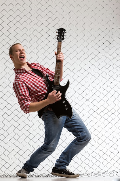 Junger Musiker mit Gitarre