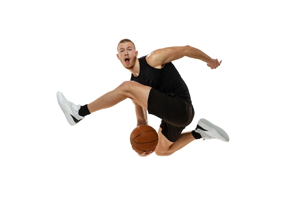 Kostenloses Foto junger professioneller basketballspieler beim bewegungstraining isoliert auf weißem studiohintergrund