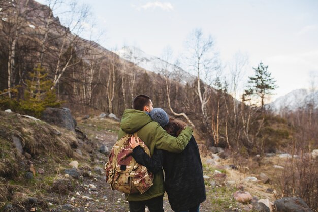 Junger schöner Hipster Mann und Frau in der Liebe, die zusammen in der wilden Natur reisen