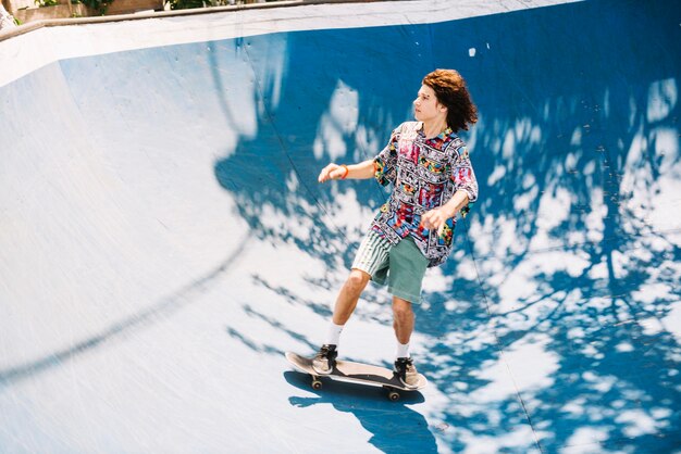 Junger Skateboarder auf Rampe