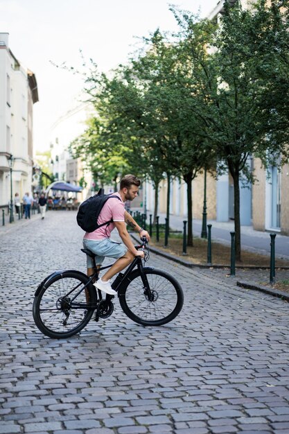 Junger Sportmann auf einem Fahrrad in einer europäischen Stadt. Sport in urbanen Umgebungen.