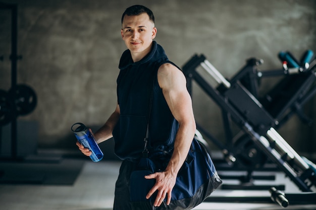 Junger sportmann, der an der turnhalle trainiert