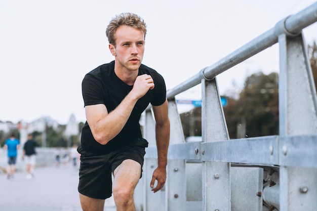 Junger Sportmann, Morgen arbeiten aus