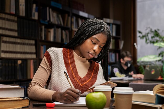 Junger Student, der an einer Aufgabe arbeitet