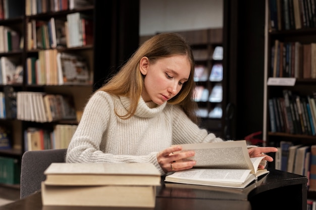 Junger Student, der an einer Aufgabe arbeitet