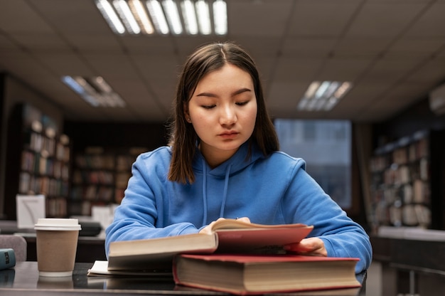 Junger Student, der an einer Aufgabe arbeitet