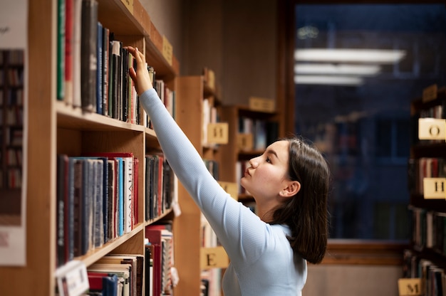 Junger Student, der an einer Aufgabe arbeitet