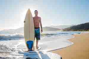 Kostenloses Foto junger surfer am strand