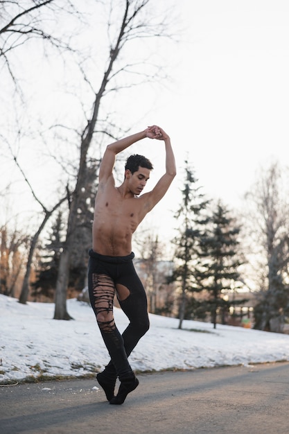 Kostenloses Foto junger tänzer in eleganter ballettposition