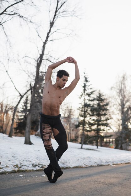 Junger Tänzer in eleganter Ballettposition