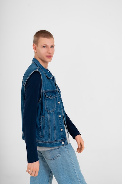 Junger Teenager, der ein Denim-Outfit trägt