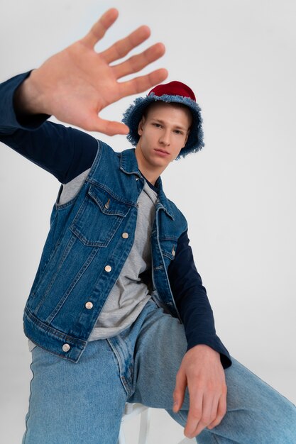 Junger Teenager, der ein Denim-Outfit trägt