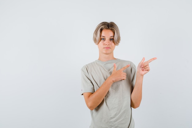 Junger Teenager im T-Shirt, der nach rechts zeigt und selbstbewusst aussieht