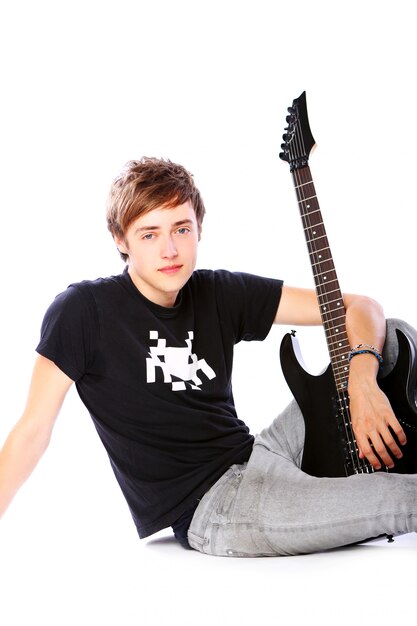 Junger Teenager mit Gitarre