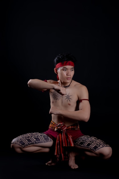 Kostenloses Foto junger thailand-mann, der einen traditionellen tanz tut