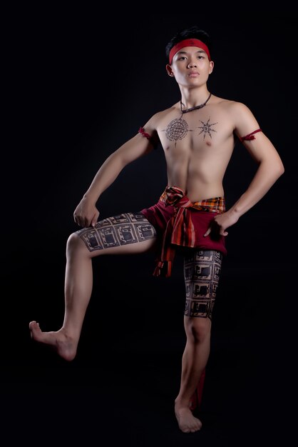 junger Thailand-Mann mit traditionellen Elementen