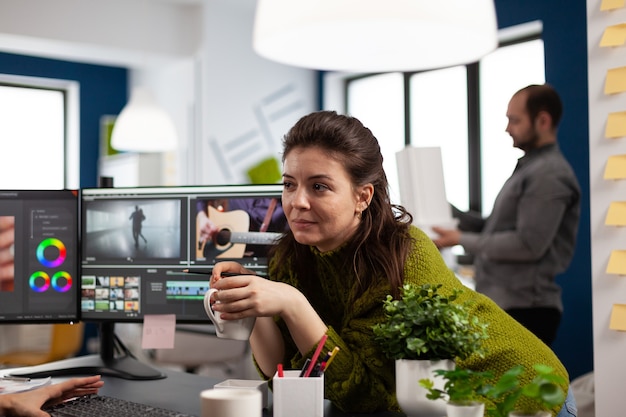 Junger Toningenieur, der während der Postproduktion an Videomaterial arbeitet