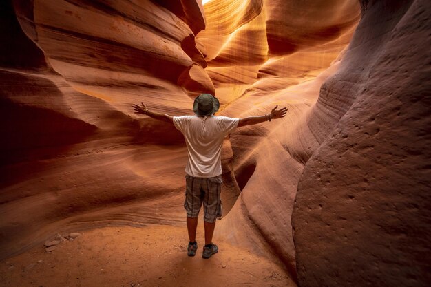 Junger Tourist, der die Schönheit des Lower Antelope Canyon bewundert