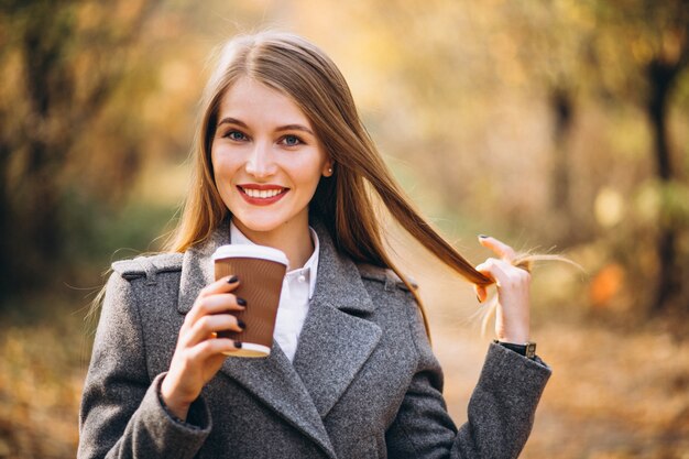 Junger trinkender Kaffee der Geschäftsfrau draußen