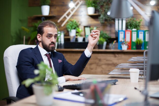 Junger und eleganter Geschäftsmann, der hart in seinem Büro arbeitet. erfolgreicher Beruf.