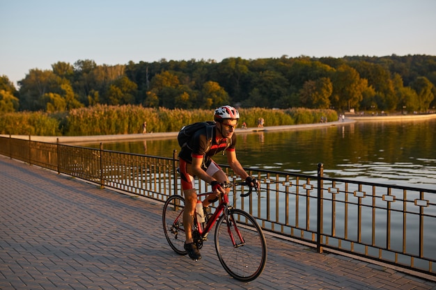 Kostenloses Foto junger und energischer radfahrer im park