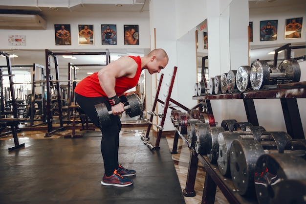 junger und starker Kerl trainiert im Fitnessstudio