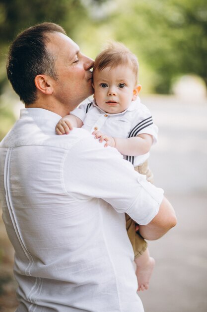 Junger Vater mit kleinem Sohn im Park