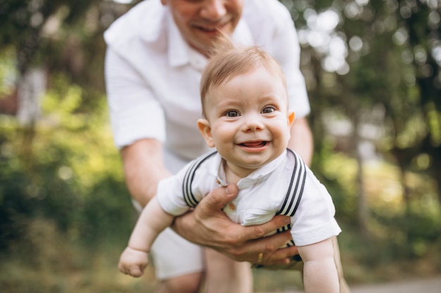 Junger Vater mit kleinem Sohn im Park