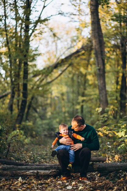 Junger Vater mit kleinem Sohn im Park