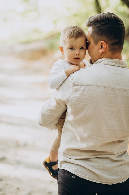 Junger Vater mit seinem Sohn im Wald