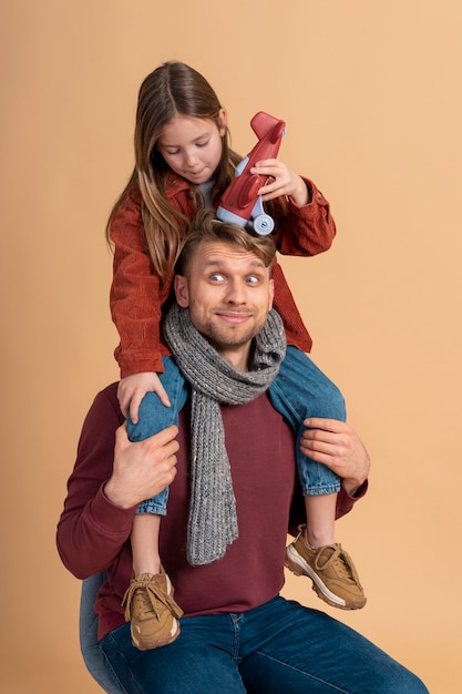 Junger Vater und Tochter spielen zusammen, bevor sie mit dem Spielzeugflugzeug reisen