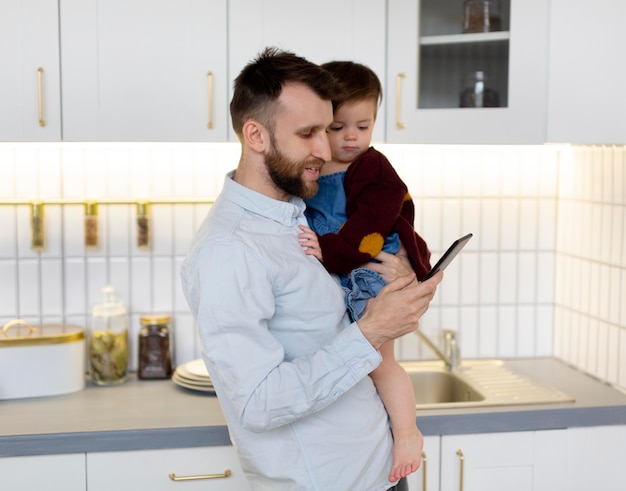 Kostenloses Foto junger vater verbringt zeit mit seiner tochter