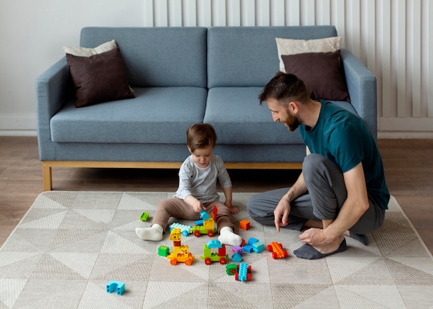 Kostenloses Foto junger vater verbringt zeit mit seiner tochter