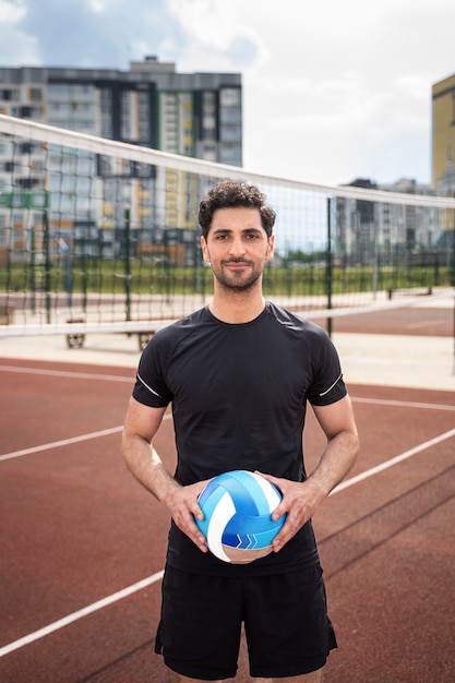 Kostenloses Foto junger volleyballspieler im gericht