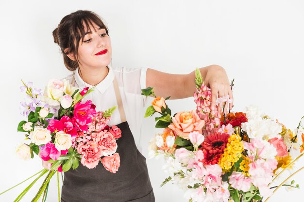 Junger weiblicher Florist, der Blumen sortiert