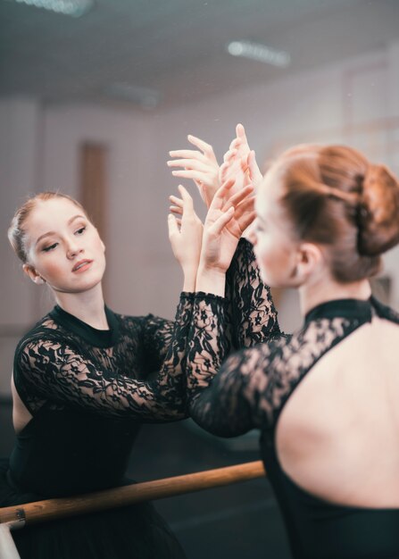 Junger weiblicher Tänzer des klassischen Balletts übend im Tanzstudio