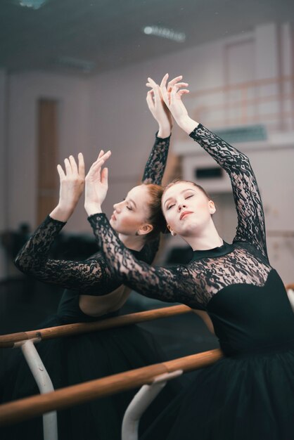 Junger weiblicher Tänzer des klassischen Balletts übend im Tanzstudio