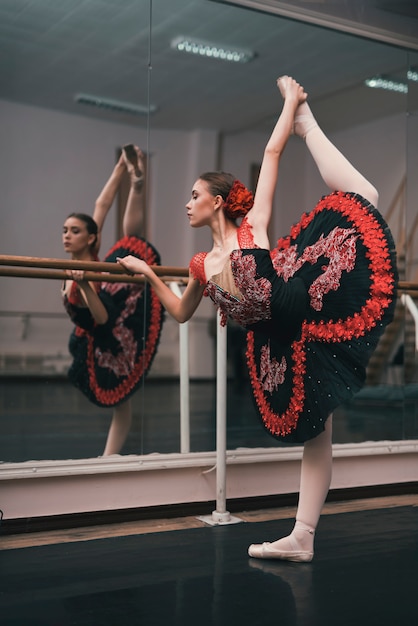 Junger weiblicher Tänzer des klassischen Balletts übend im Tanzstudio